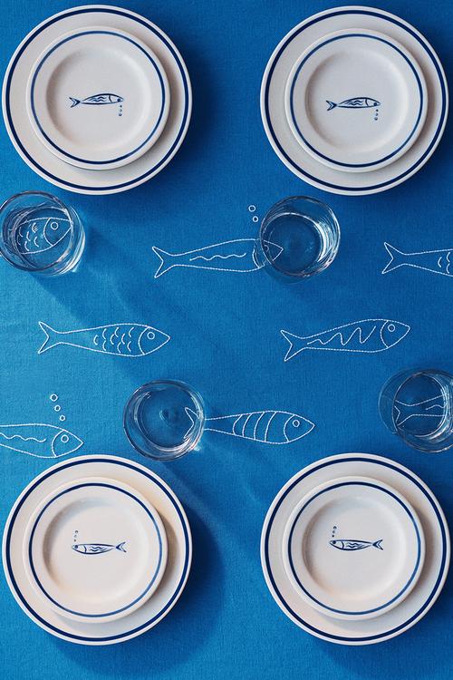 Embroidery-motif linen-blend tablecloth - blue/fish