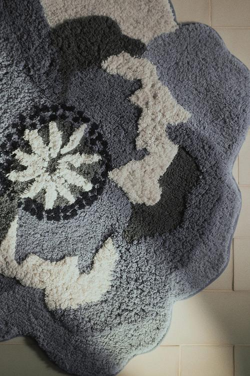 Tufted flower-shaped bath mat - dusty blue/flower