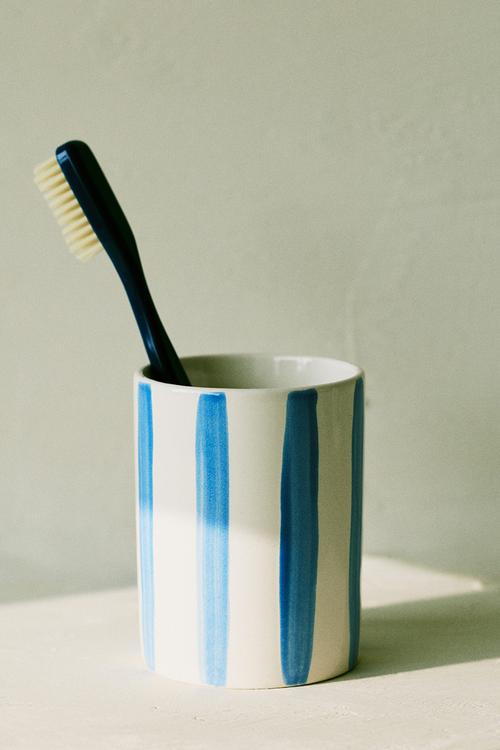 Stoneware toothbrush mug - white/blue striped