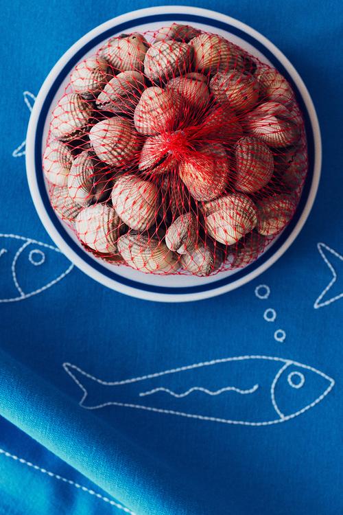 Embroidery-motif linen-blend table runner - blue/fish