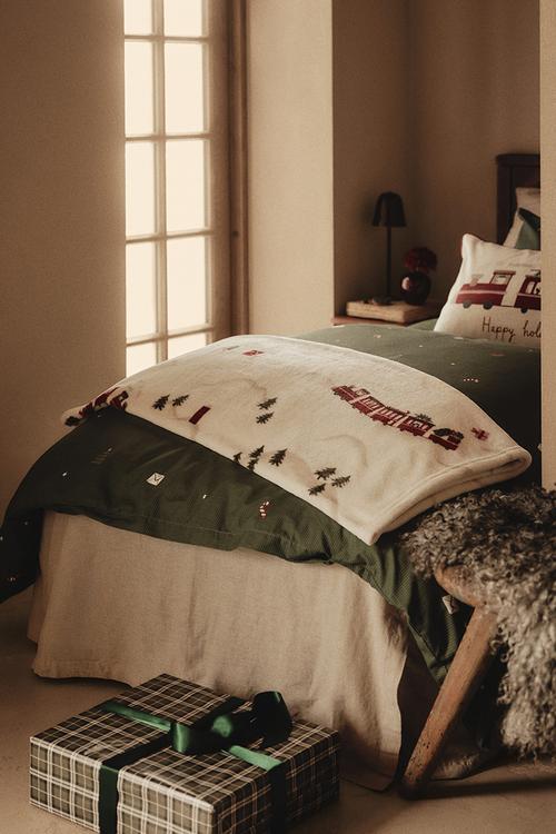 Patterned fleece blanket - cream/patterned