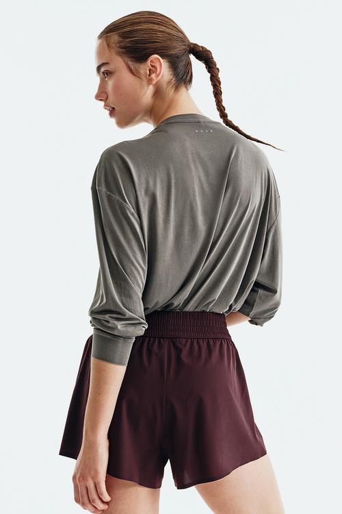 Layered sports shorts with pocket - chocolate plum