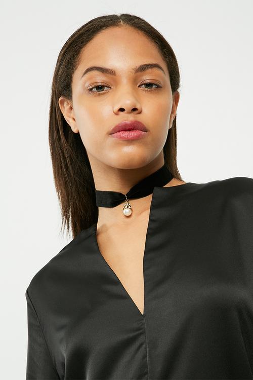 Pearl drop pendant choker necklace