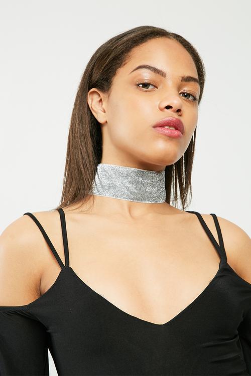 Metallic choker necklace