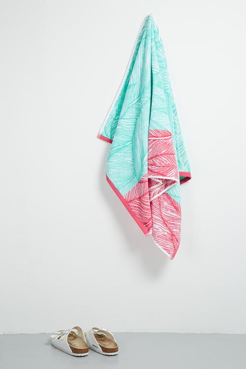 Dreamy leaves beach towel