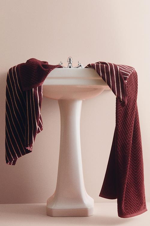 Textured bath towel - burgundy