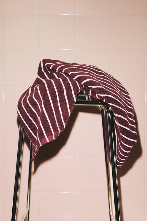 Striped bath towel  - burgundy/light pink striped