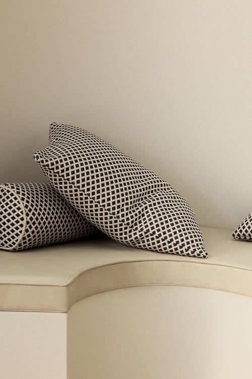 Outdoor cushion cover - black/patterned