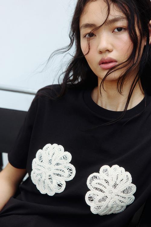 Appliquéd t-shirt - black/flowers
