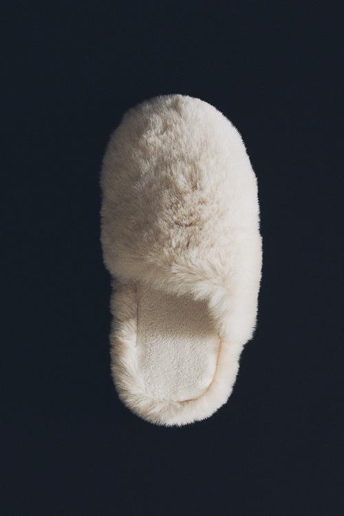 Fluffy slippers - light beige