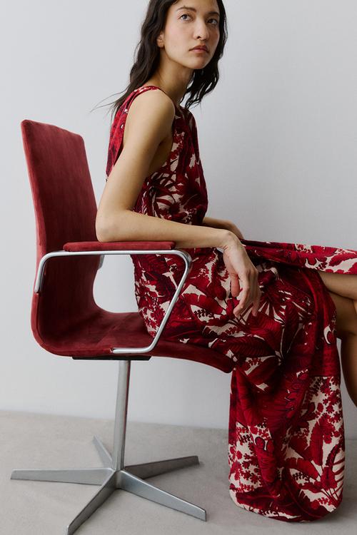 V-neck midi dress - red/patterned