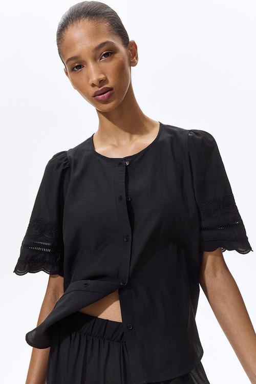 Puff-sleeved blouse - black
