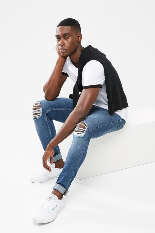 Busted knee skinny jean