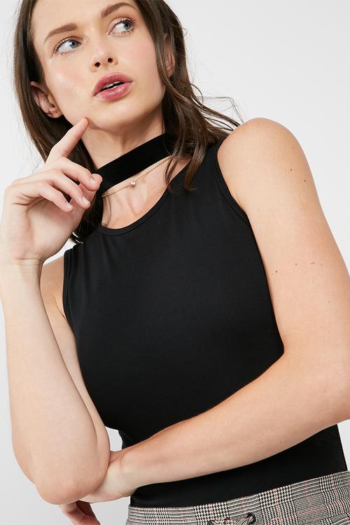 Velvet choker with pendant choker