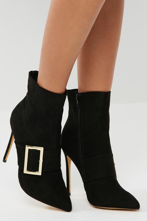 Large buckle detail pointed heel boot