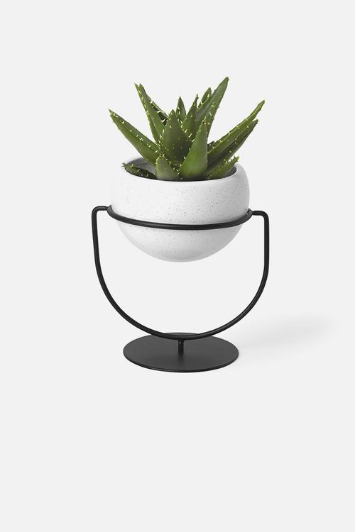 Nesta planter - black & white