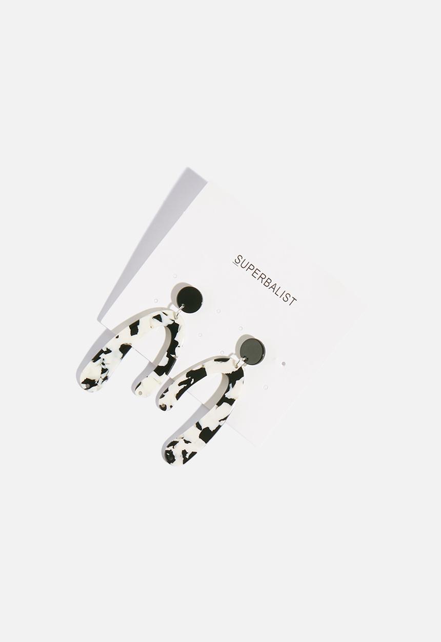 Superbalist - Savannah resin earrings - white & black 