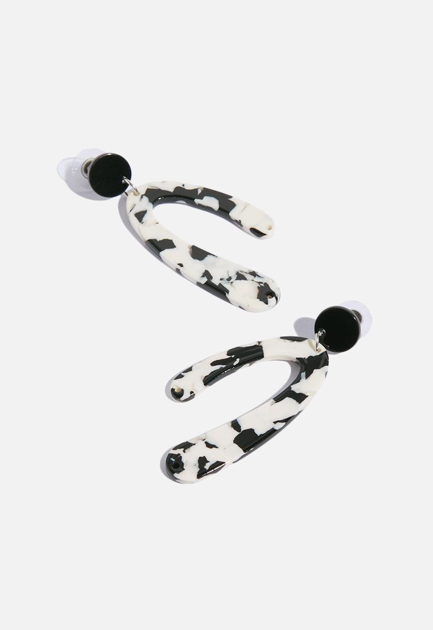 Superbalist - Savannah resin earrings - white & black 