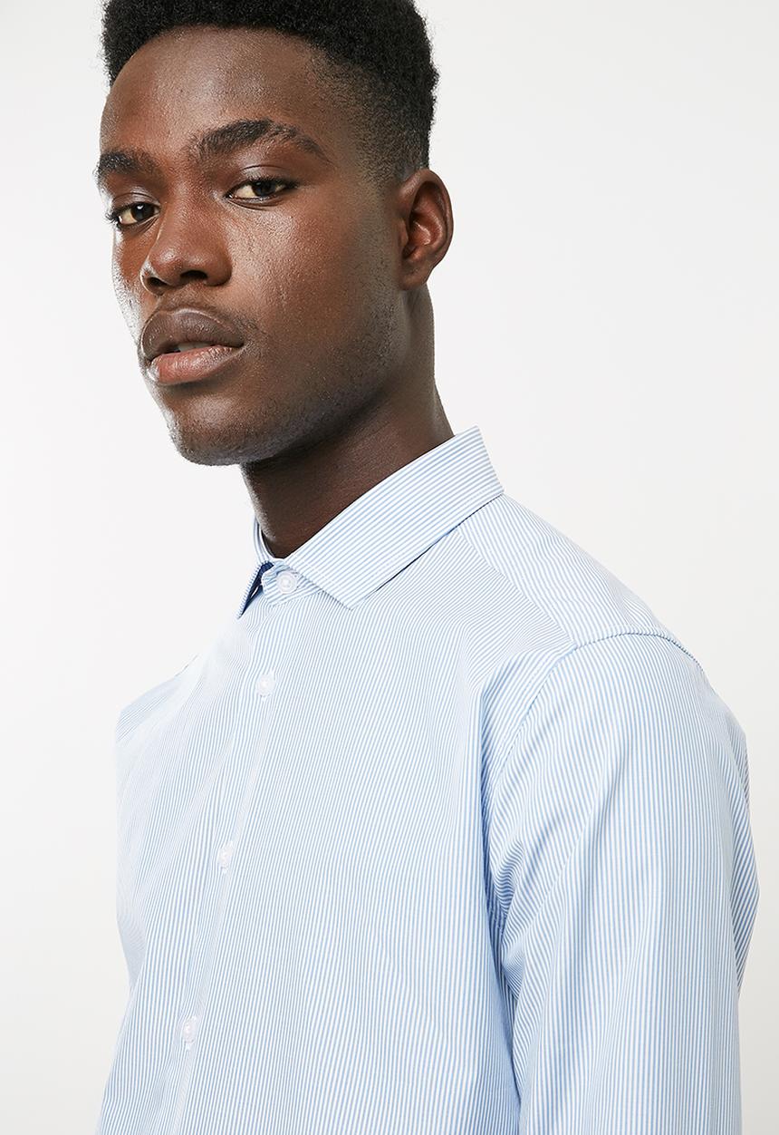 Superbalist - Slim fit long sleeve point collar shirt - white & blue 
