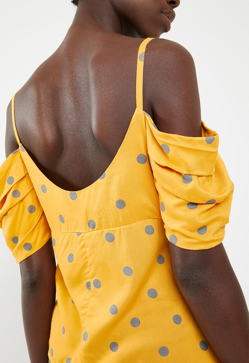 STYLE REPUBLIC - Cold shoulder front button top - yellow