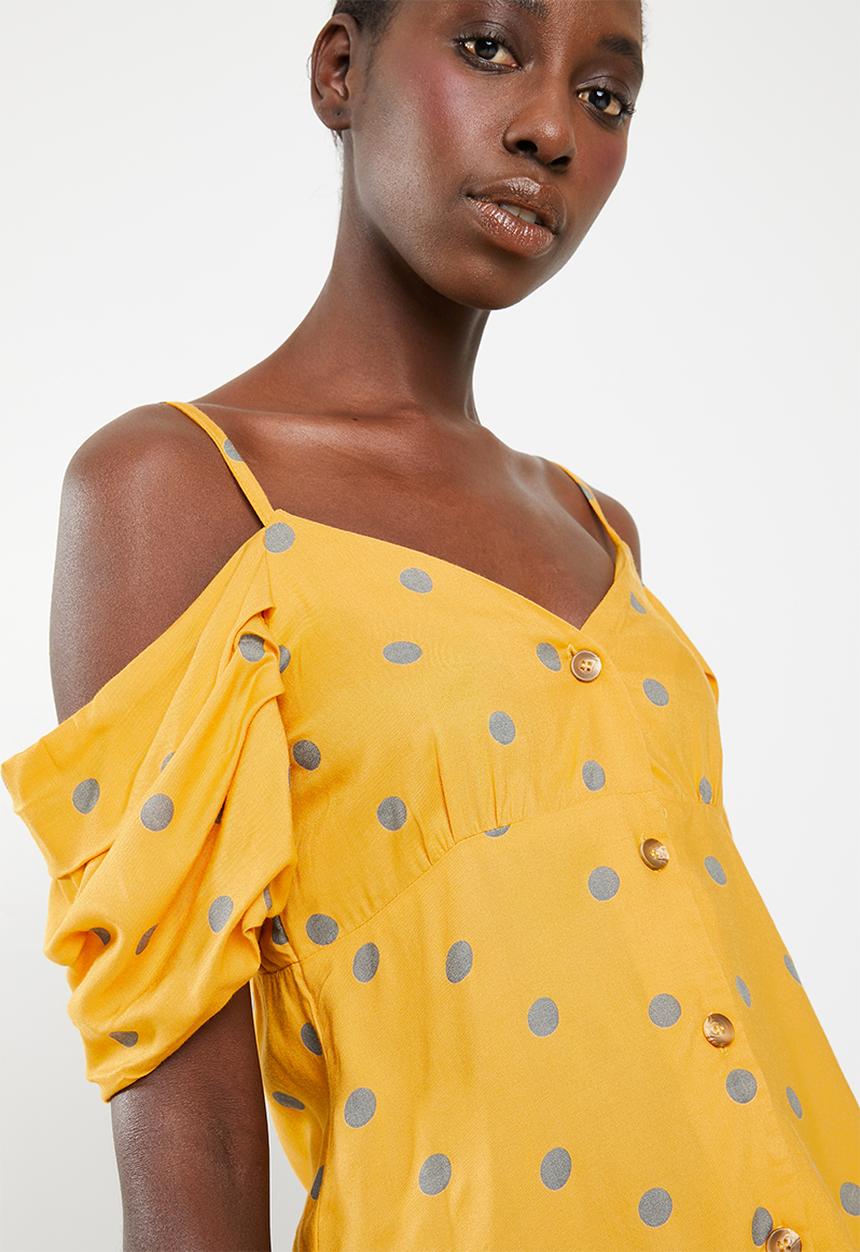 STYLE REPUBLIC - Cold shoulder front button top - yellow