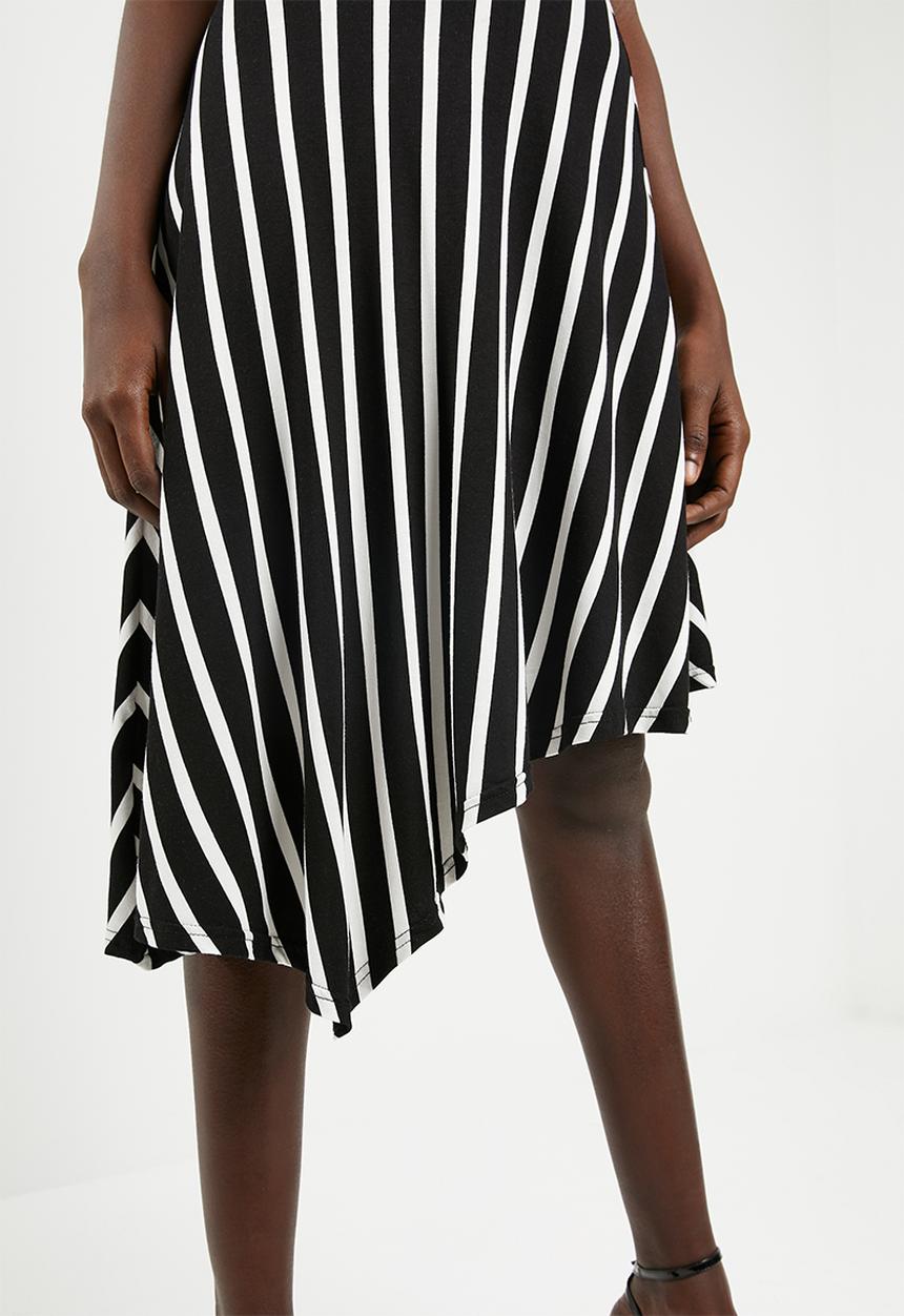 c(inch) - Asymmetrical skirt - black and white