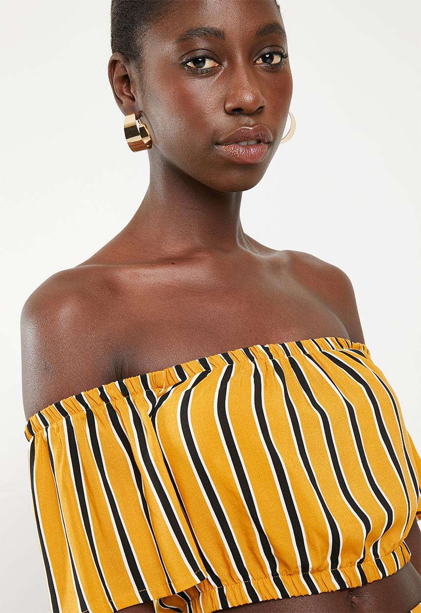 STYLE REPUBLIC - Bardot crop top - mustard & black 