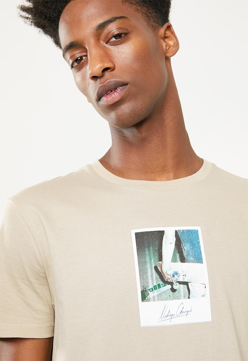 Superbalist - Curved hem printed longline tee - beige