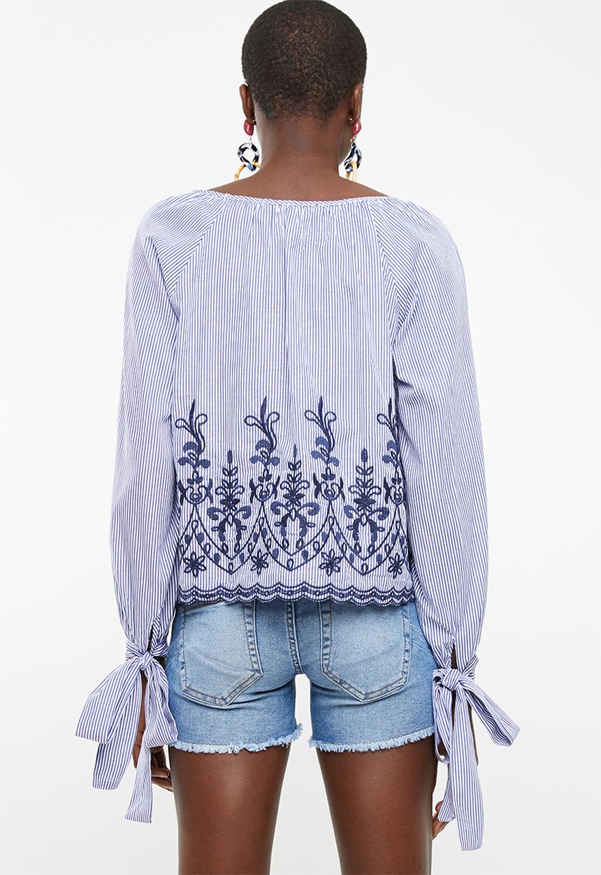 STYLE REPUBLIC - Tie sleeve embroided blouse - blue
