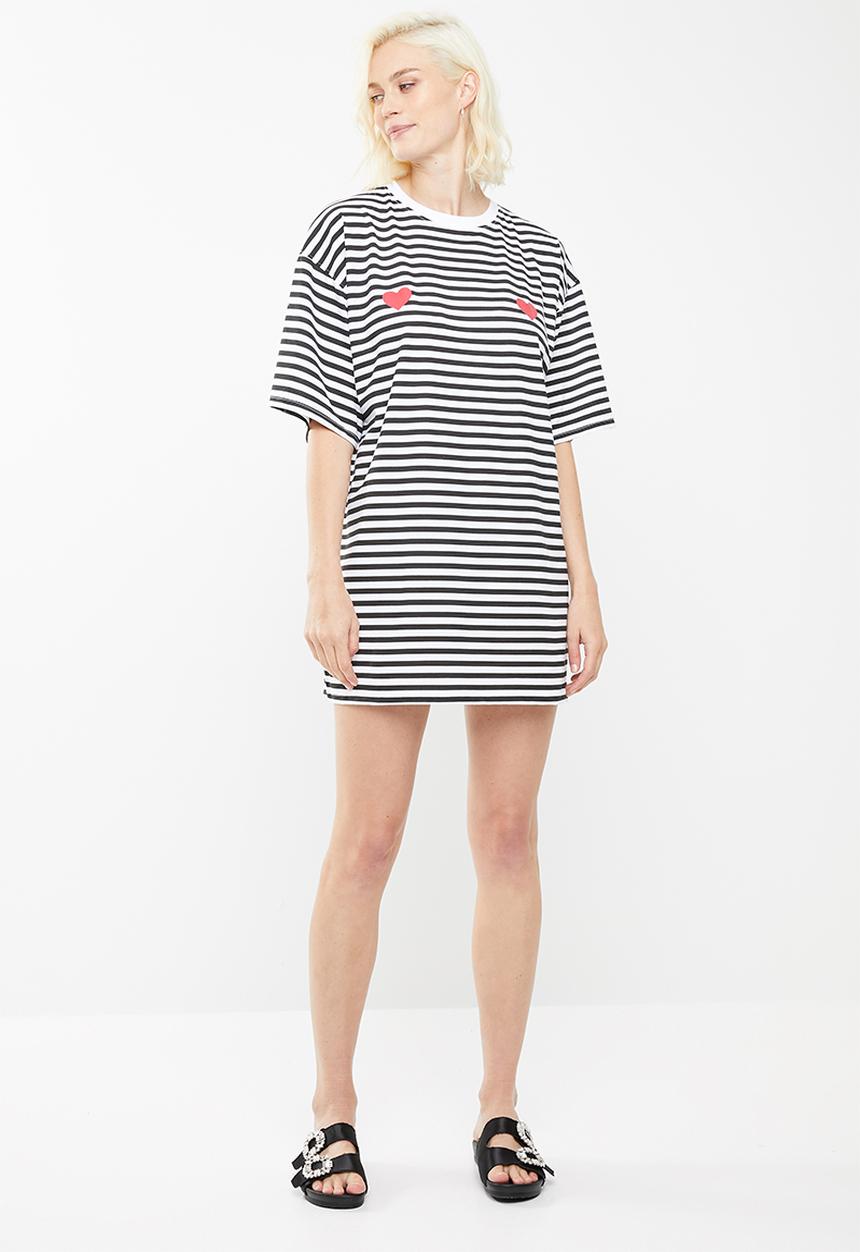 Missguided - Oversized short sleeve stripe hearts t-shirt dress - black