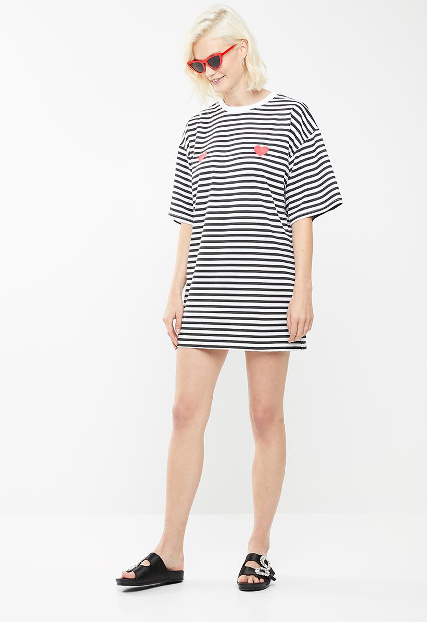 Missguided - Oversized short sleeve stripe hearts t-shirt dress - black