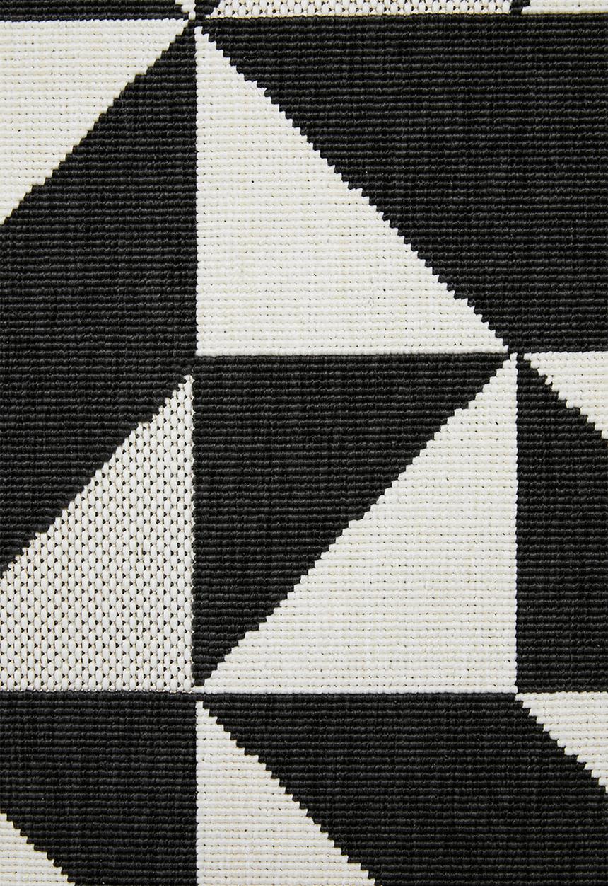 Sixth Floor - Modern triangles outdoor rug - black & white