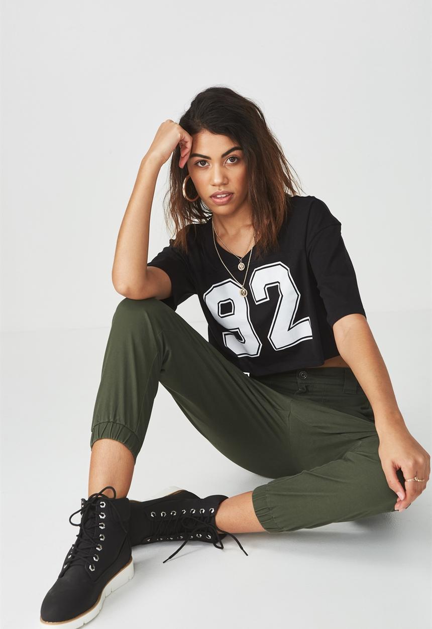 Supré  - V-neck boxy crop - black 