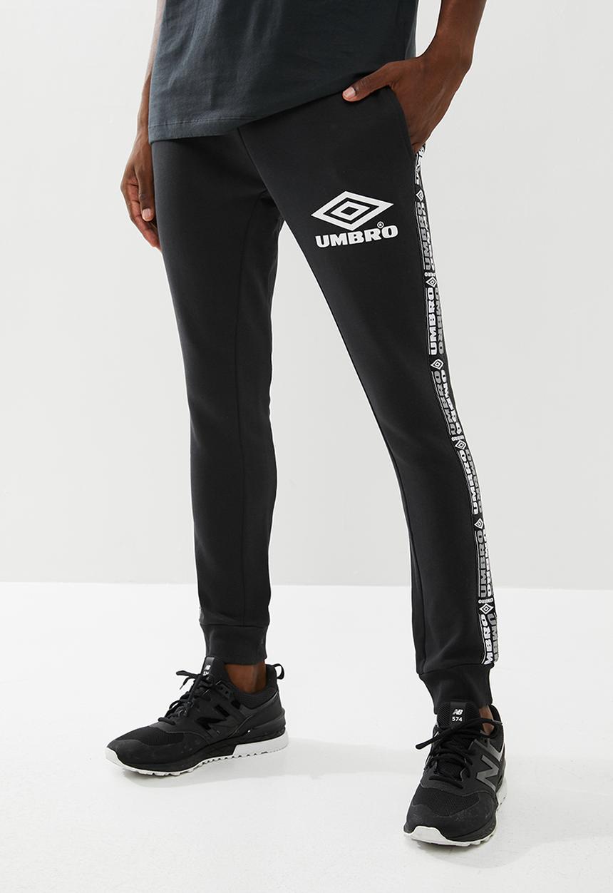 Umbro - Umbro taped tapered fit jogpant - black