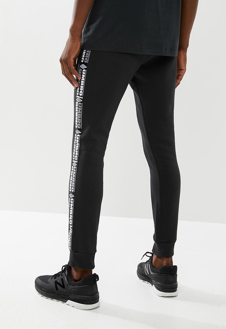 Umbro - Umbro taped tapered fit jogpant - black