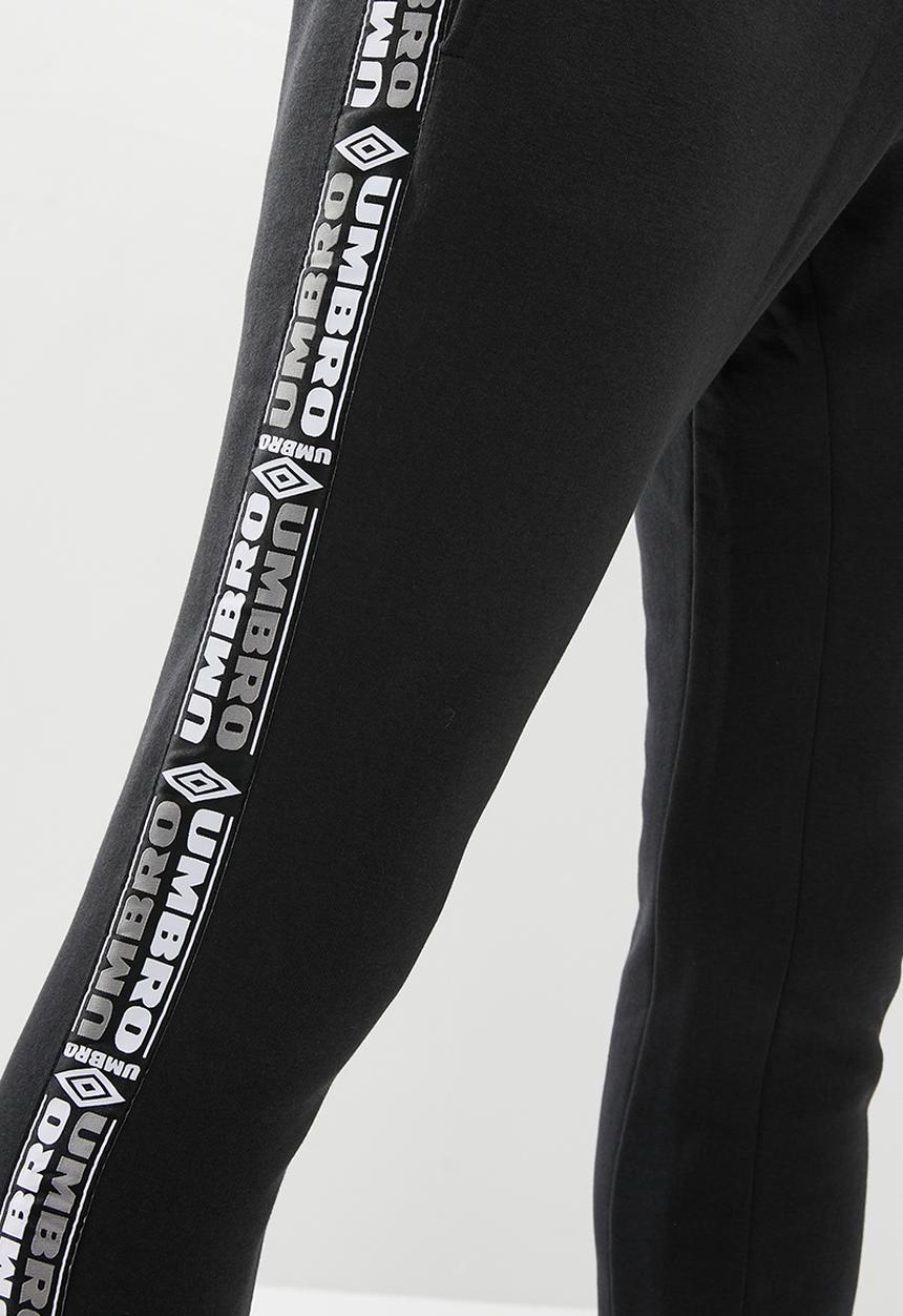 Umbro - Umbro taped tapered fit jogpant - black