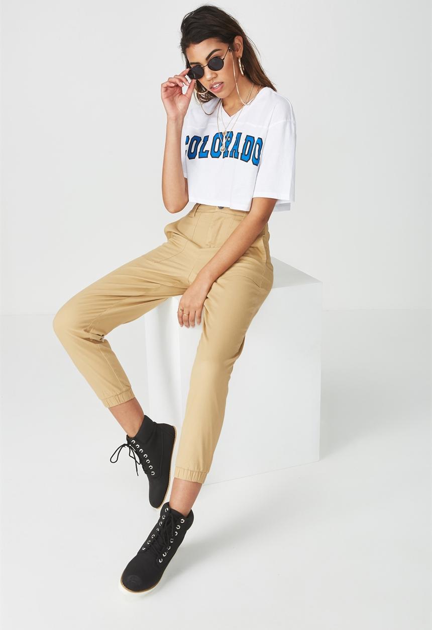 Supré  - V neck boxy crop - white