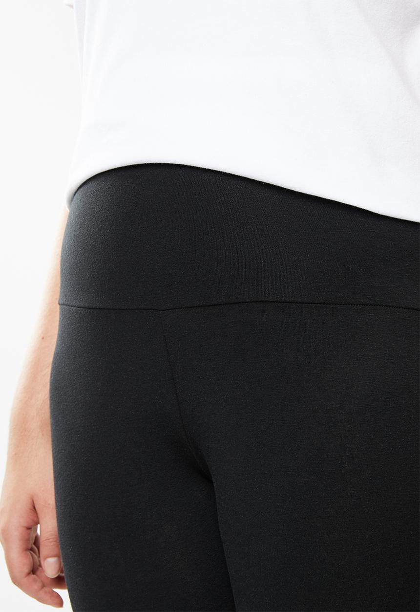 STYLE REPUBLIC PLUS - Knee slit leggings with tummy control band - black