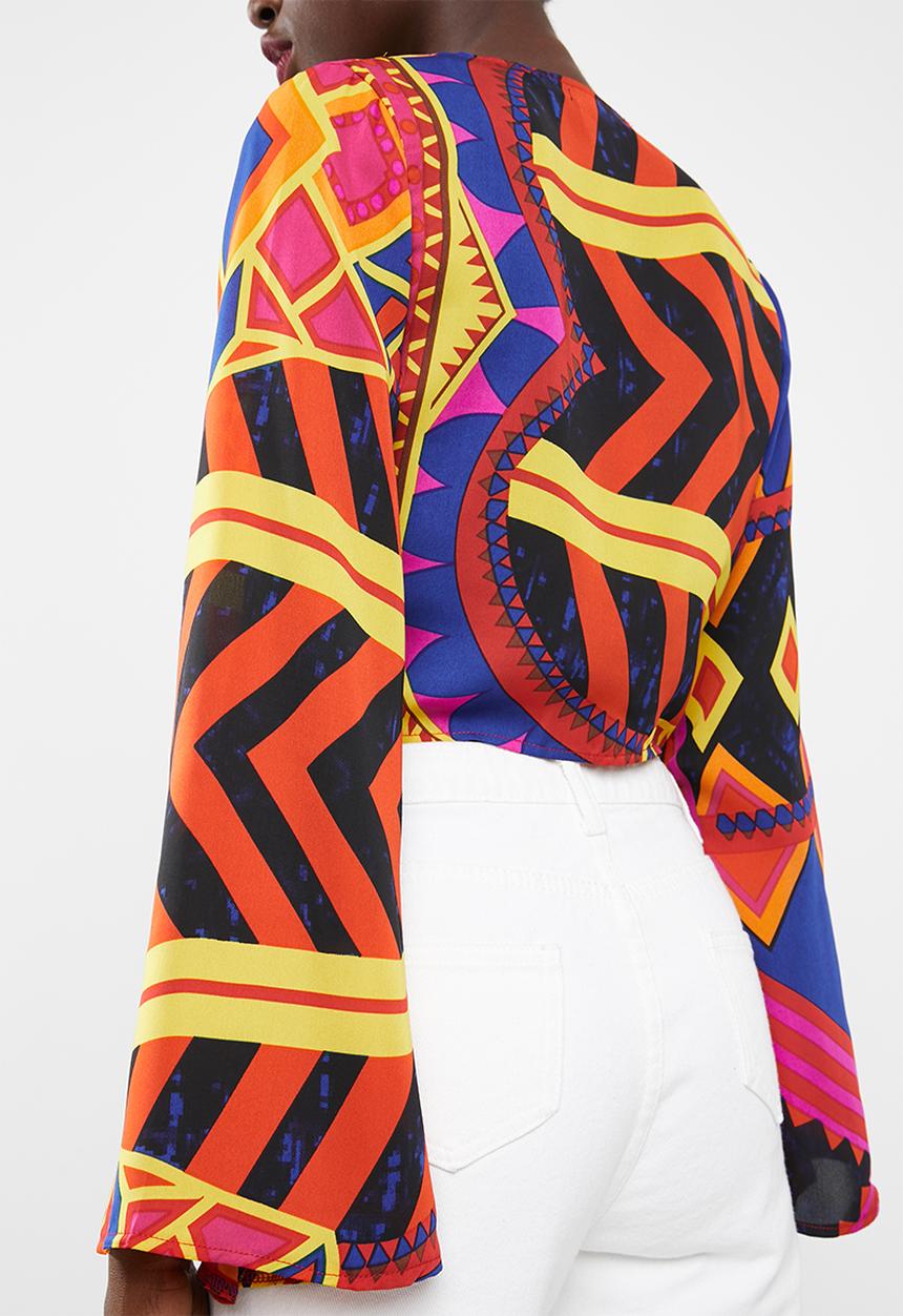 Missguided - Abstract tie front flare sleeve crop top - blue
