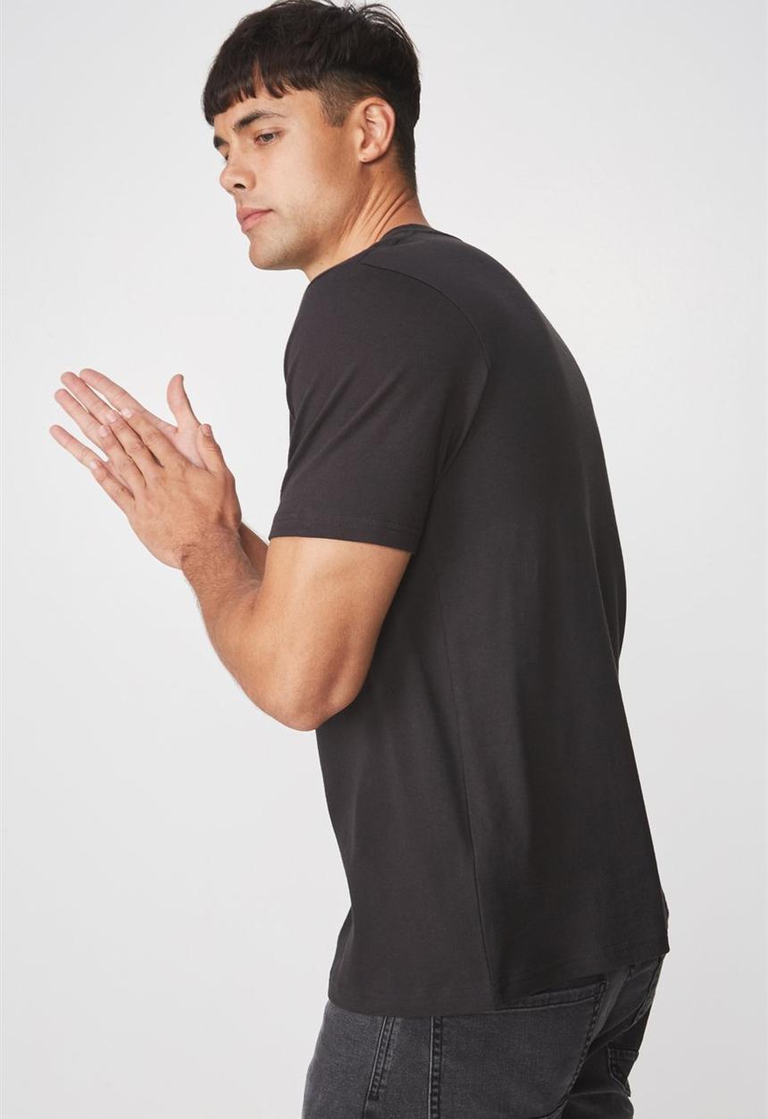 Cotton On - Tbar Queen into the light collaboration tee - black