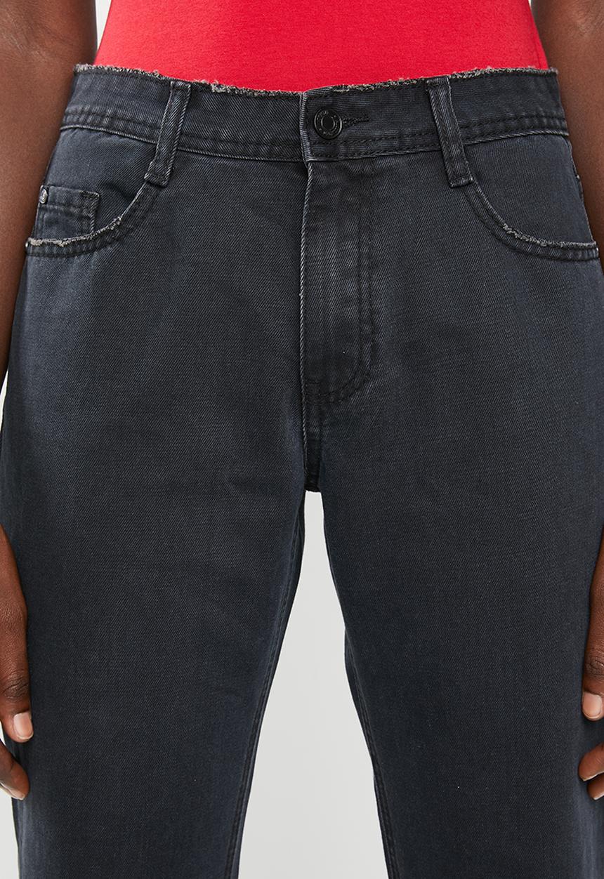 Missguided - Wrath mid rise straight leg clean cut hem jeans - black