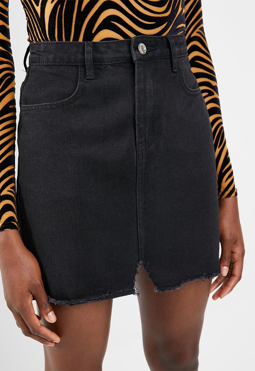 Missguided - Raw hem denim mini skirt - black