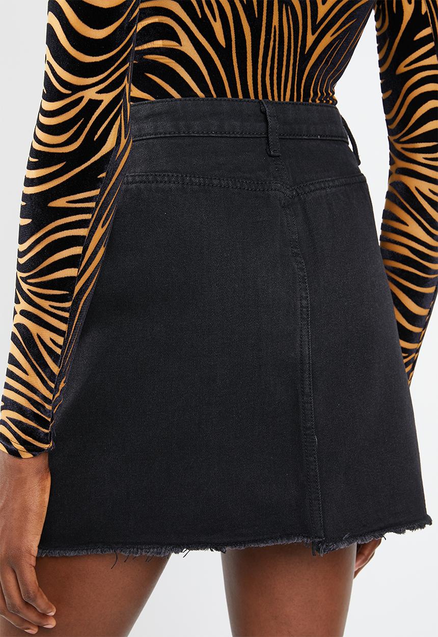 Missguided - Raw hem denim mini skirt - black