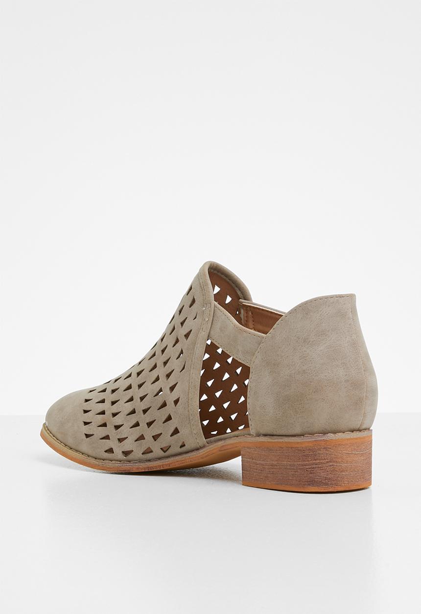 Jada - Laser cut flat ankle boot - brown