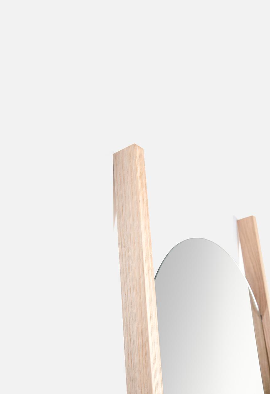 Smart Shelf - Leaning pill mirror - natural oak
