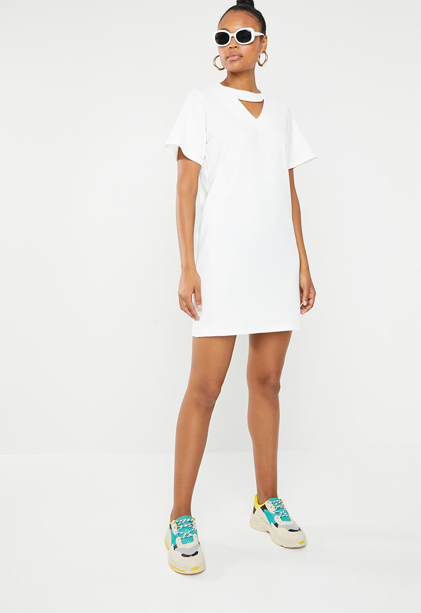c(inch) - Choker neckline dress - white