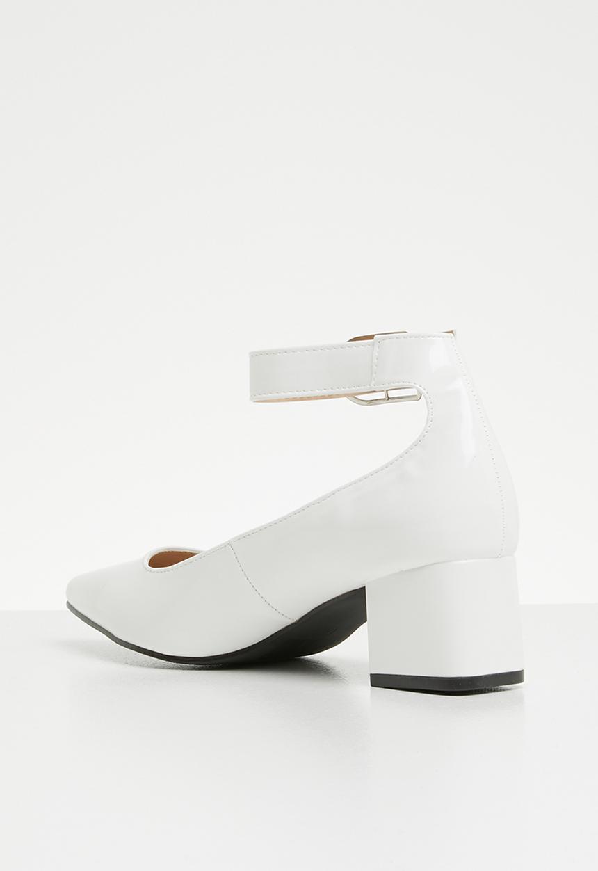 Superbalist - Clara buckle detail court - white