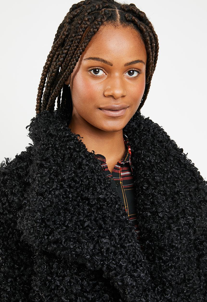 Missguided - Shaggy waterfall faux fur jacket - black