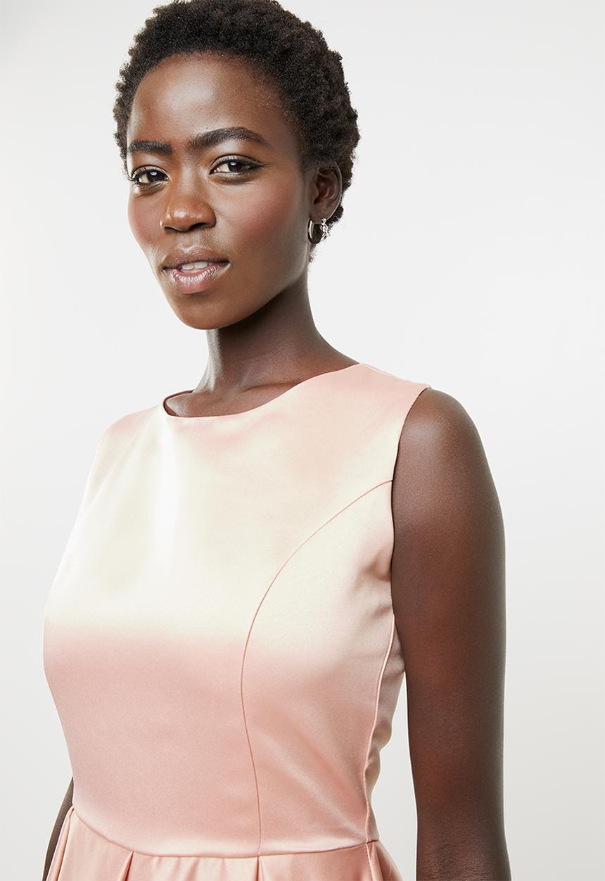 edit - Fit and flare dress with round neckline - pink