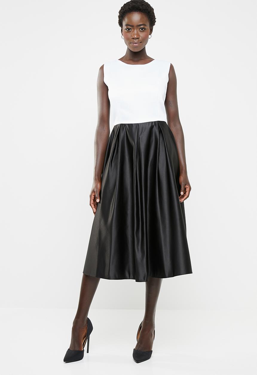 edit - Fit and flare dress with round neckline - black & white